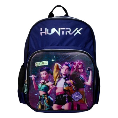 Mochila azul com imagem animada colorida e texto HUNTR/X