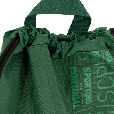 Saco verde de tecido com alça e cordão, com texto Sporting Clube de Portugal