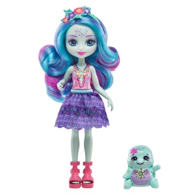 Boneca colorida com cabelo azul e rosa e um pequeno brinquedo verde água