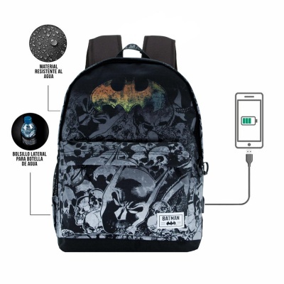 Mochila preta com padrão de caveiras e símbolo do Batman, com bolso lateral para garrafa e porta USB.