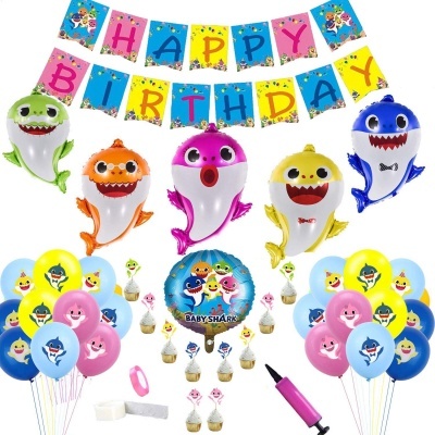 Decoração de festa de aniversário com balões e tema Baby Shark, balões coloridos e cupcakes