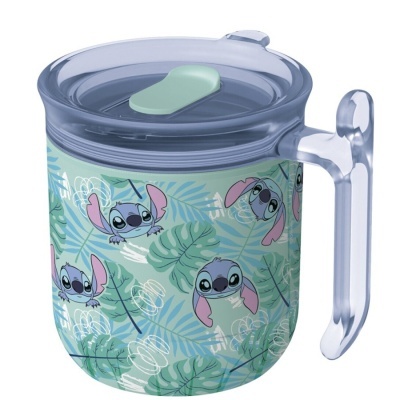 Caneca decorada com padrão de folhas e imagens de Stitch, com pega e tampa transparentes.