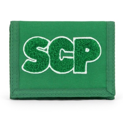 Carteira verde com letras felpudas SCP em relevo
