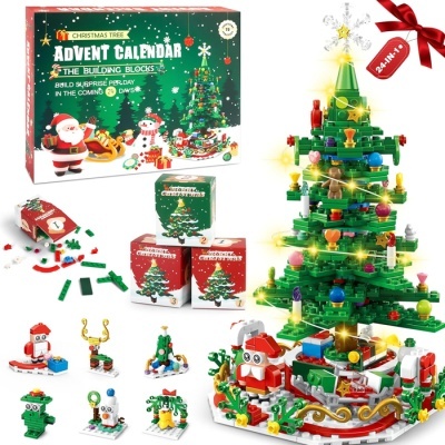 Calendário do Advento com blocos de construção para árvore de Natal e miniaturas temáticas