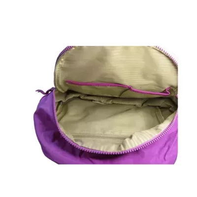 Bolsa roxa aberta mostrando interior bege com bolso interno.