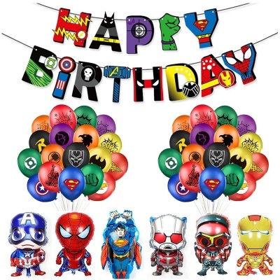 Decoração de festa de aniversário com tema de super-heróis, incluindo balões e letras 'HAPPY BIRTHDAY' coloridas.