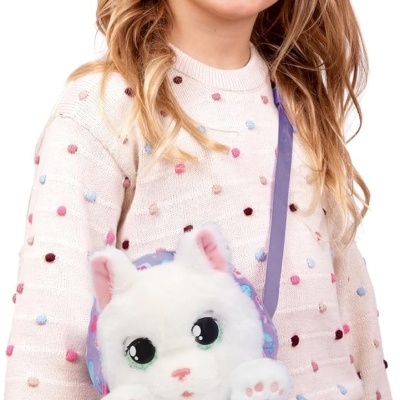 Garota com camisola com bolas coloridas a segurar mala lilás com padrão e pelúcia de gato branca