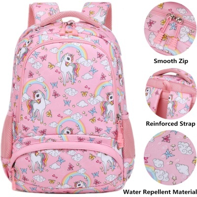 Mochila cor-de-rosa com padrão de unicórnios, arco-íris e borboletas