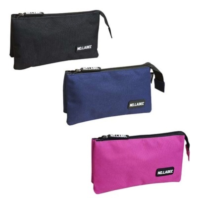 Três bolsas retangulares em preto, azul e rosa com zíper e etiqueta NOLLABEC