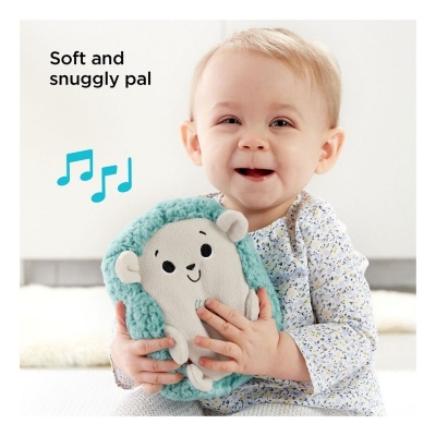 Bebé a segurar um brinquedo de peluche em forma de ouriço com texto e notas musicais ao lado