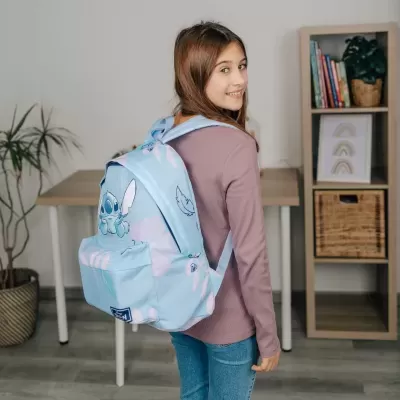 Mochila azul clara com personagem Stitch e padrão de nuvens rosa numa rapariga