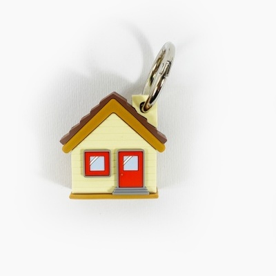 Chaveiro em forma de casa pequena com janela e porta vermelhas