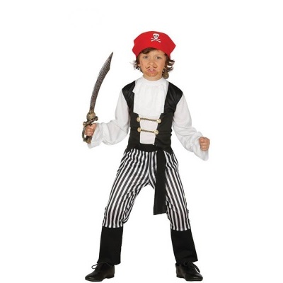 Criança com fato de pirata com calças às riscas, colete preto, camisa branca e lenço vermelho com caveira segurando espada.