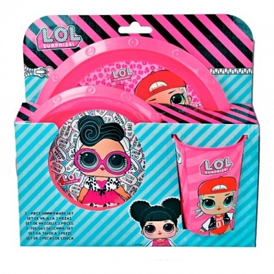 Conjunto de loiça infantil LOL Surprise com pratos e copo cor de rosa.