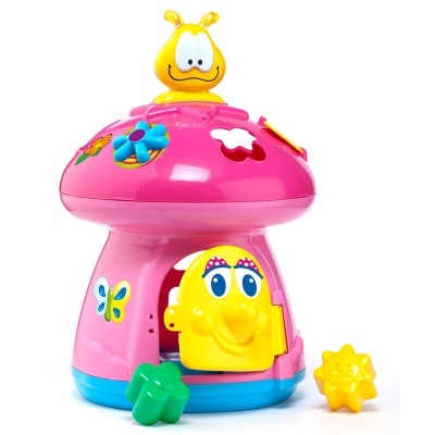 Brinquedo infantil em forma de cogumelo rosa com porta amarela e figuras para encaixar
