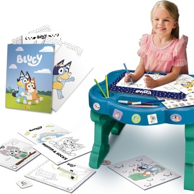 Mesa infantil azul com desenhos para colorir da personagem Bluey