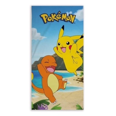 Toalha de banho infantil com estampa dos Pokémon Pikachu e Charmander numa praia