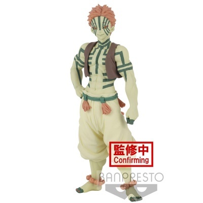 Figura de ação masculina com tatuagens verdes e calças creme da Banpresto