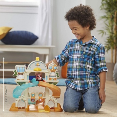 Criança a brincar com brinquedo colorido com escorregas em casa