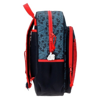 Mochila infantil azul escuro com padrão de Mickey e detalhes vermelhos vista de lado