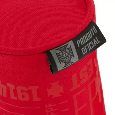 Detalhe de tecido vermelho com etiqueta 'PRODUTO OFICIAL' e padrão impresso