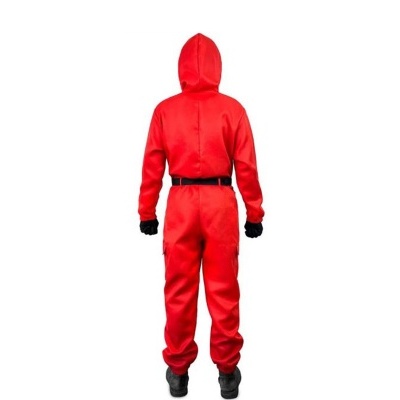 Pessoa vestindo macacão vermelho com capuz, vista traseira