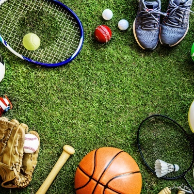 Equipamentos desportivos variados sobre relvado verde