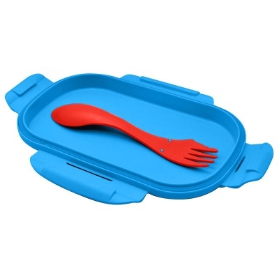 Tigela azul com colher vermelha tipo garfo sobre fundo branco