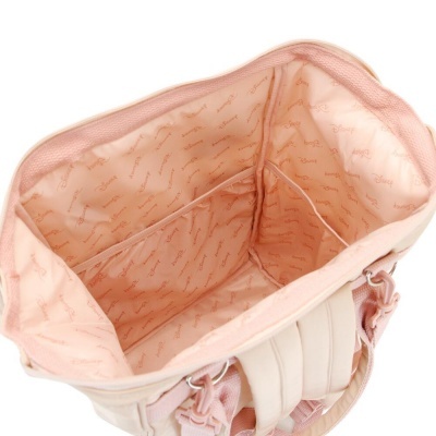 Interior de mala rosa com padrão do nome 