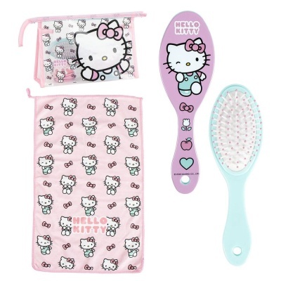 Conjunto de produtos Hello Kitty incluindo necessaire transparente, toalha rosa, e duas escovas de cabelo cor-de-rosa e azul.