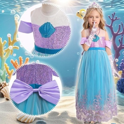 Vestido de princesa azul e roxo com acessórios em fundo marinho