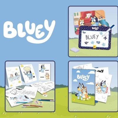 Produtos Bluey com saco azul pontilhado, desenhos, livros infantis e lápis coloridos