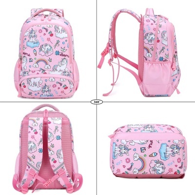 Mochila rosa com padrão de unicórnios e arco-íris vista de vários ângulos