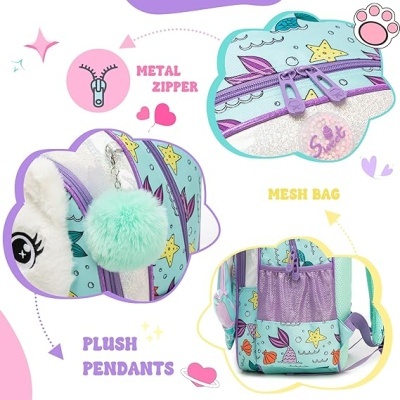 mochila azul e lilás com padrão marinho e peluche verde