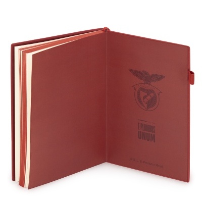 Caderno vermelho aberto com emblema e texto E PLURIBUS UNUM na capa interior