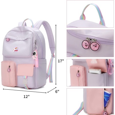 mochila lavanda com detalhes rosa e alças arco-íris e bolsos frontais