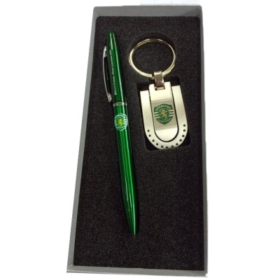 Estojo com caneta verde metálica e porta-chaves prateado com logotipo Sporting