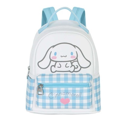 Mochila branca e azul com padrão xadrez e ilustração do personagem Cinnamoroll