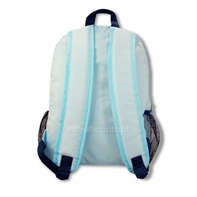 Mochila azul clara com alças acolchoadas vistas de costas