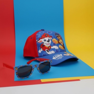 chapéu de basebol azul e vermelho com personagens e óculos de sol azuis com padrão dos personagens