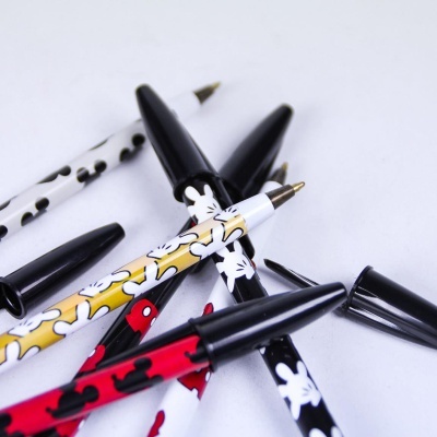 Canetas coloridas com padrões de personagens da Disney e tampas pretas