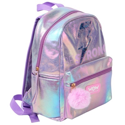 Mochila prateada iridescente com alças roxas e pompom rosa