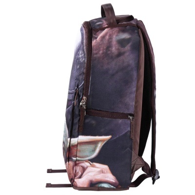 Mochila com estampa do Baby Yoda vista de lado