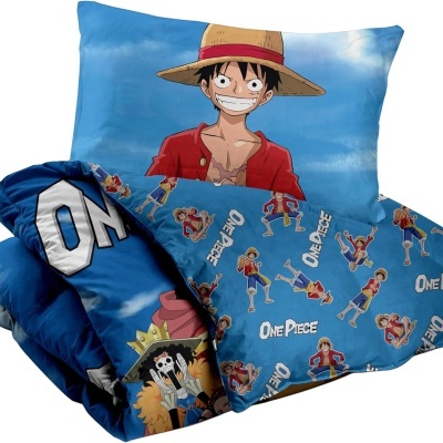 Conjunto de almofada e edredão azul com estampas do personagem Luffy e texto One Piece