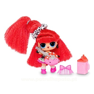 Boneca com cabelo vermelho cacheado e acessórios cor-de-rosa