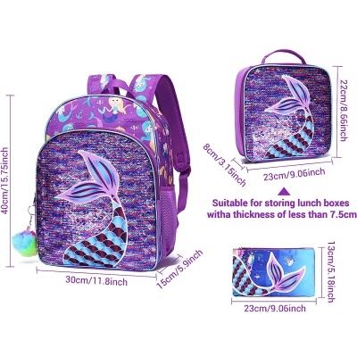 Mochila roxa com cauda de sereia e lancheira combinando