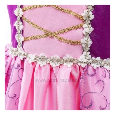 Vestido de princesa rosa e roxo com enfeites dourados e prateados