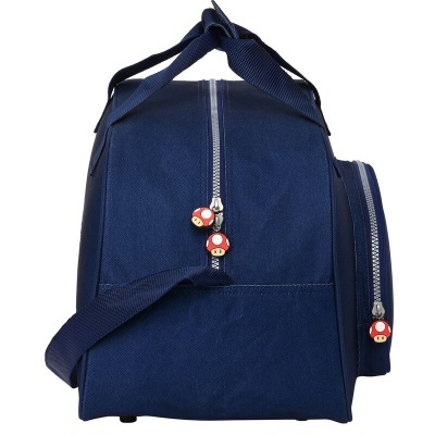 Mala azul escuro com puxadores de fecho em forma de cogumelo vermelho