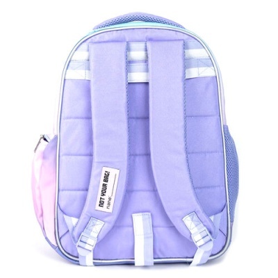 Mochila lilás com alças acolchoadas e etiqueta com texto na parte de trás.