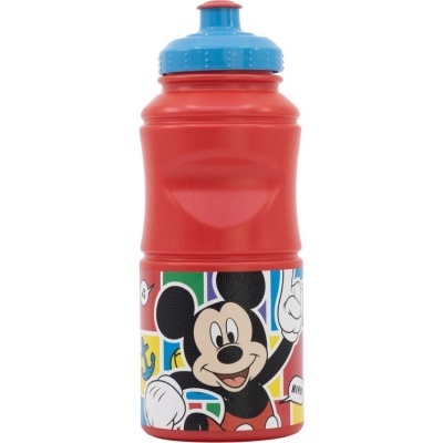 Garrafa de plástico vermelha com tampa azul e desenho do Mickey Mouse.